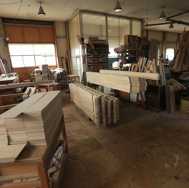 高山市の某ホテルの造作材を製作中です、物量が多すぎて、残業中です。#オーダー家具 #造作家具#木工家具